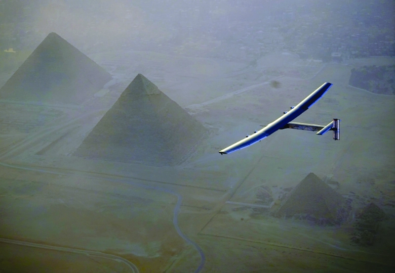 سولار إمبالس2 فوق الأهرامات (أ ب)