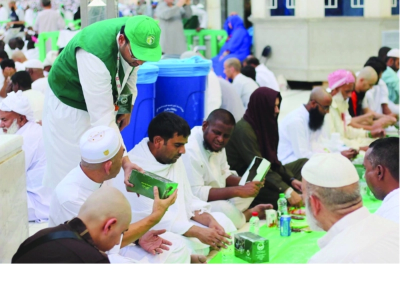 خلال توزيع الوجبات على ضيوف الرحمن (واس)