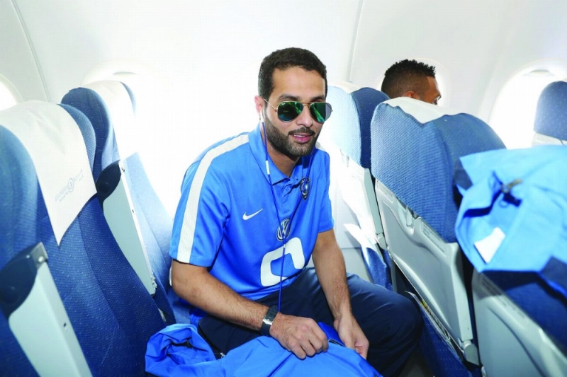 ياسر القحطاني داخل الطائرة (إعلامي الهلال)