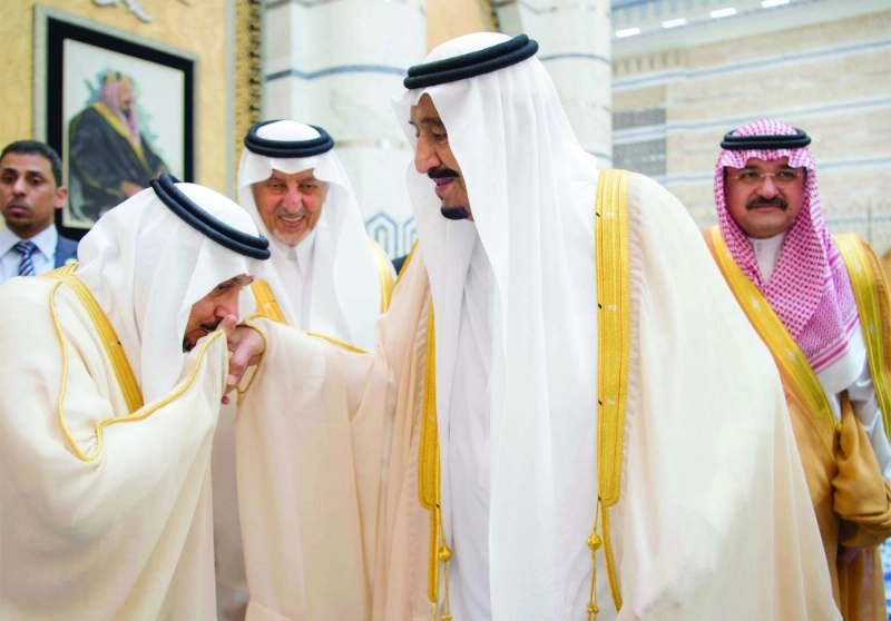 قبلة على يد الملك سلمان من فيصل بن بندر