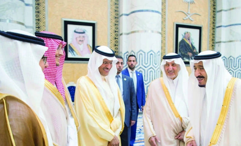 الملك سلمان في حديث مع مودعيه لدى مغادرته جدة