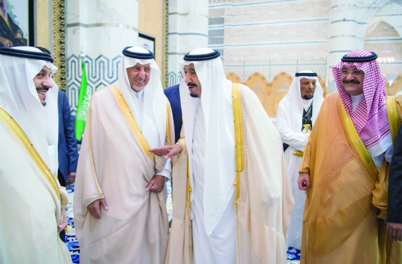 الملك سلمان في حديث باسم مع الأمراء خالد الفيصل وفيصل بن بندر ومشعل بن ماجد لدى مغادرته جدة أمس (بندر الجلعود)