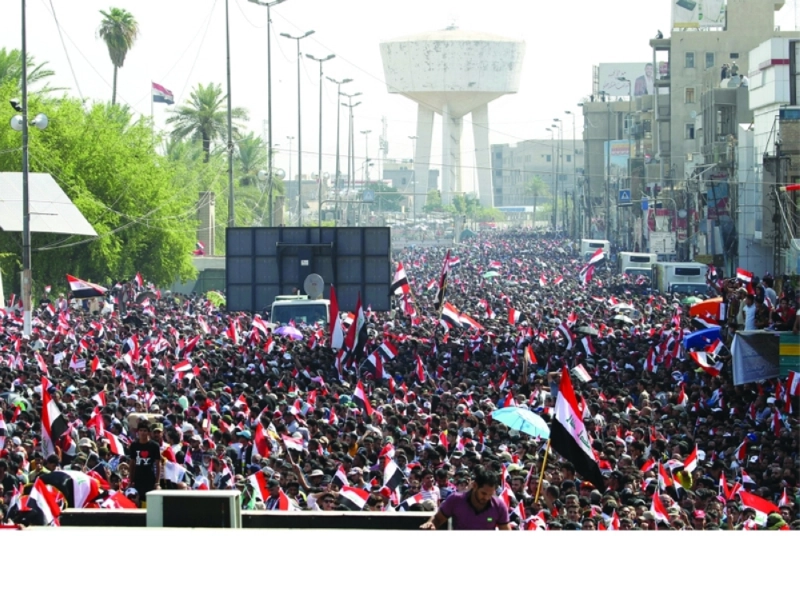 حشود عراقية وسط بغداد أمس رفضا للفساد (أ ب)