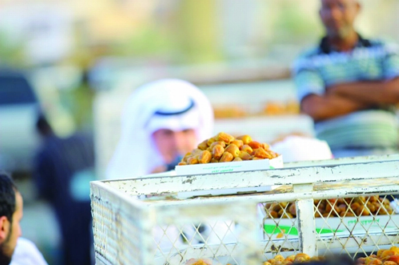 مزارع يعرض نوعا من التمور (مكة)