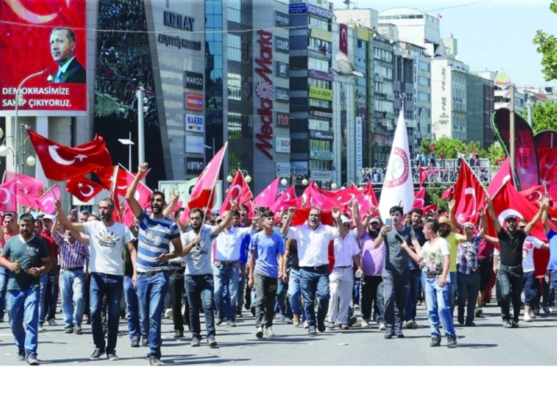 تظاهرة بالأعلام التركية تأييدا لإردوغان في أنقرة أمس (أ ف ب)