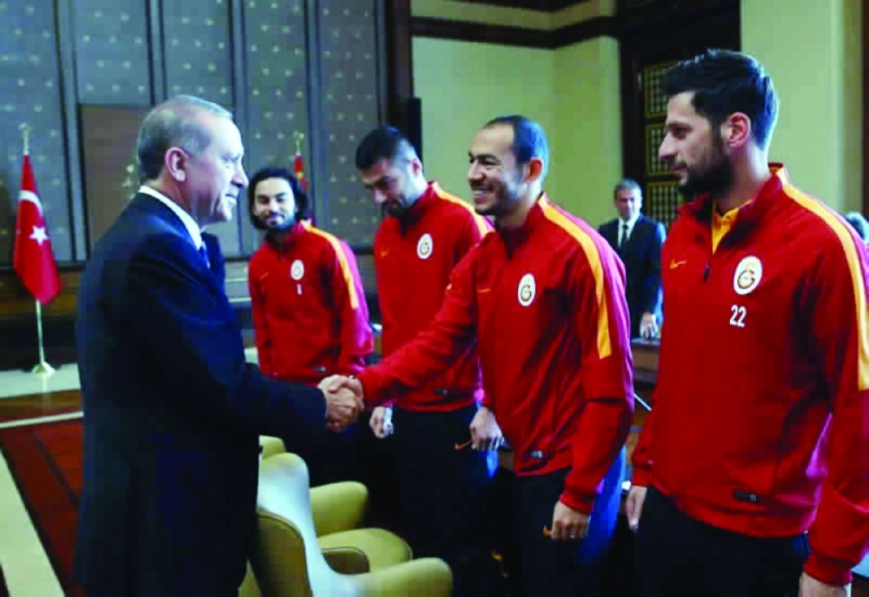 إردوغان مستقبلا غلطة سراي عقب مناسبة سابقة (بلوج سبوت)