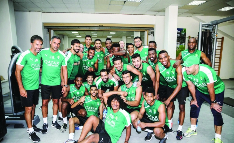 لاعبو الأهلي عقب التدريب الصباحي أمس (إعلامي الأهلي)