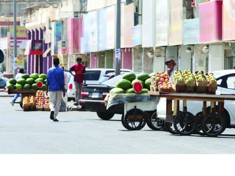 عدد من الباعة الجائلين في شارع حراء بجدة (مكة)