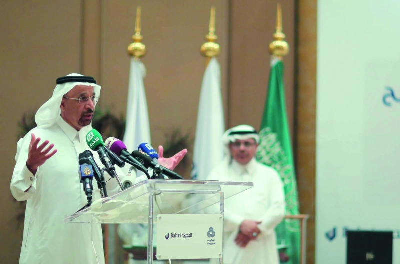 الفالح أثناء حديثه في مناسبة توقيع الاتفاقية (واس)