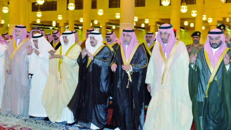 فيصل بن بندر مؤديا صلاة الميت أمس (واس)