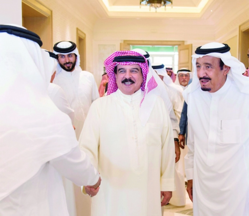 الملك سلمان والملك حمد خلال الاستقبال