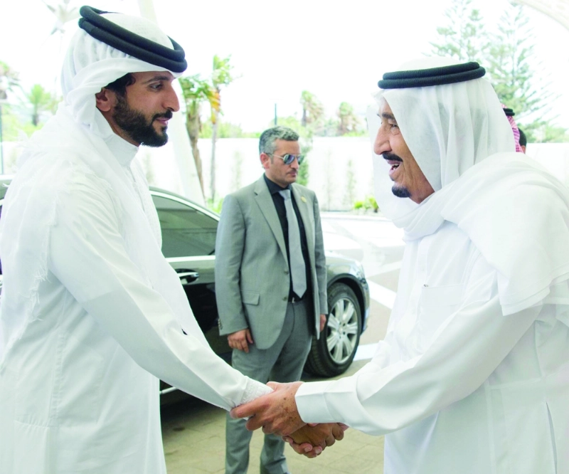 الملك سلمان مصافحا ناصر آل خليفة