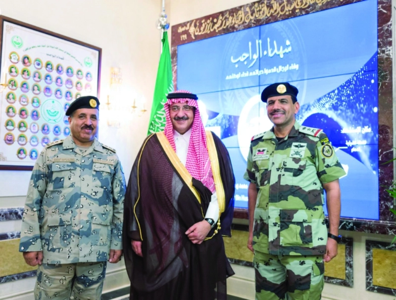 الأمير محمد بن نايف عقب تقليد البلوي والحربي رتبتيهما الجديدتين (واس)