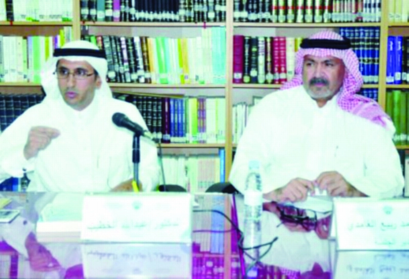 من محاضرة الخطيب في أدبي جدة أمس الأول (مكة)
