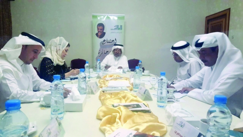 أمانة الجائزة خلال اجتماعهم أمس الأول (مكة)