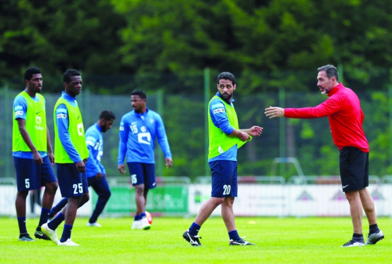 ماتوساس يوجه اللاعبين في مران أمس (إعلامي الهلال)