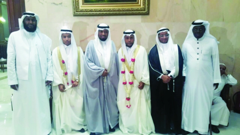 القرني متوسطا العريسين