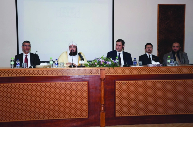 عبدالرحمن السديس خلال محاضرته في لندن (واس)