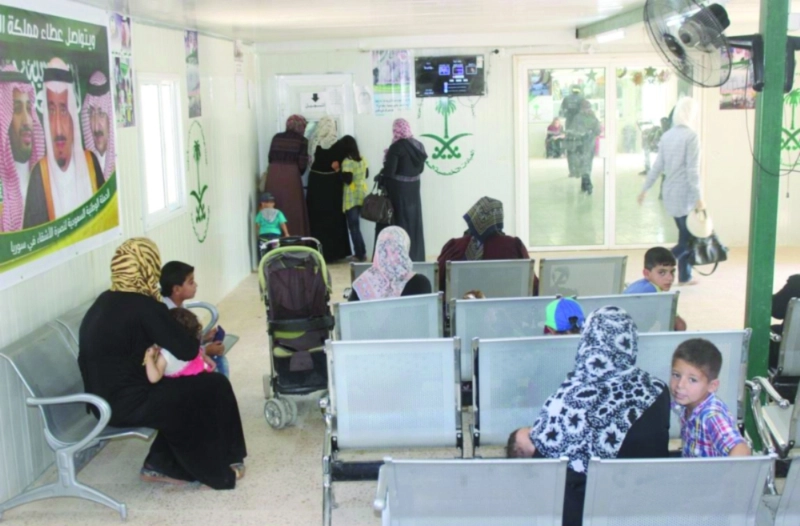 مراجعون بالعيادات السعودية في مخيم الزعتري (واس)