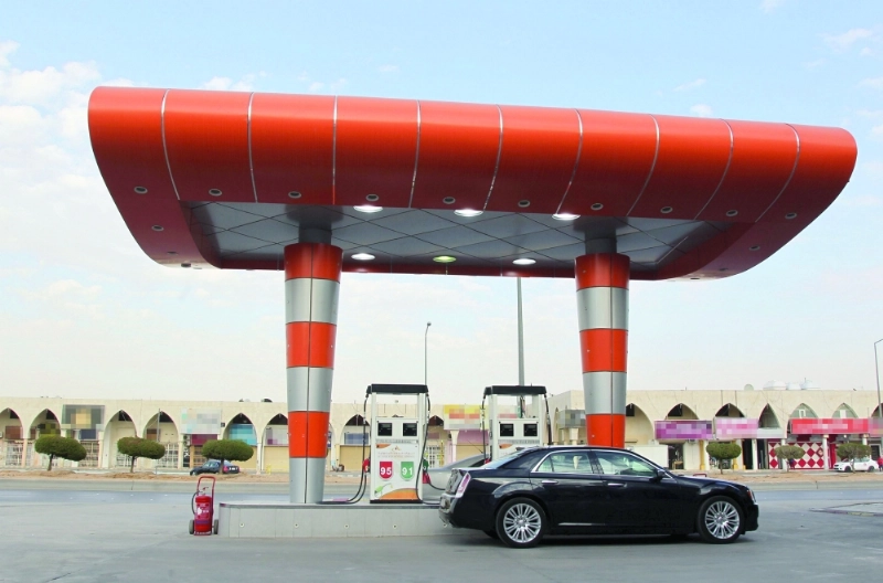 سيارة تتزود بالبنزين في إحدى المحطات بالرياض (مكة)