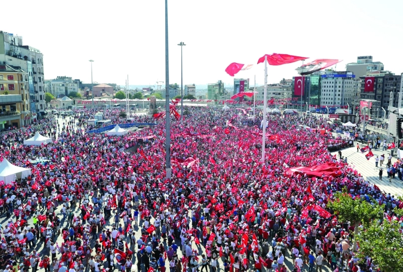تظاهرة تأييد أحزاب المعارضة لإردوغان بإسطنبول أمس (إ ب أ)