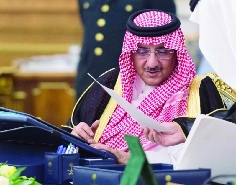 الأمير محمد بن نايف مطلعا على أحد الموضوعات (واس)
