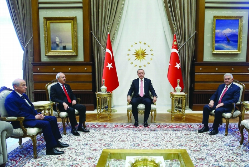 إردوغان مستقبلا رؤساء أحزاب المعارضة في أنقرة (أ ف ب)