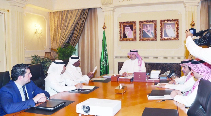 عبدالله بن مساعد مع مسؤولي الاتحاد والرابطة (مكة)
