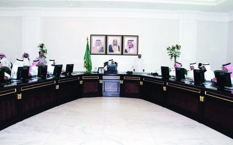 من الاجتماع في إمارة جازان أمس (واس)