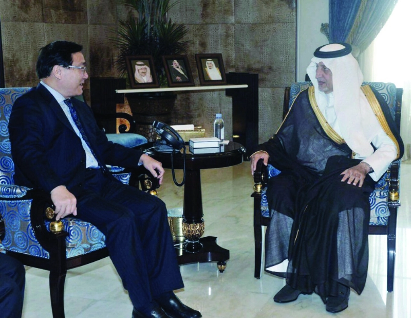 خالد الفيصل لدى استقباله لي هوا شين (واس)