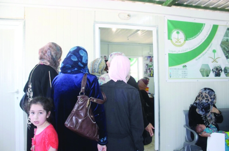 سوريات يتلقين العلاج بالعيادات السعودية بالزعتري (واس)