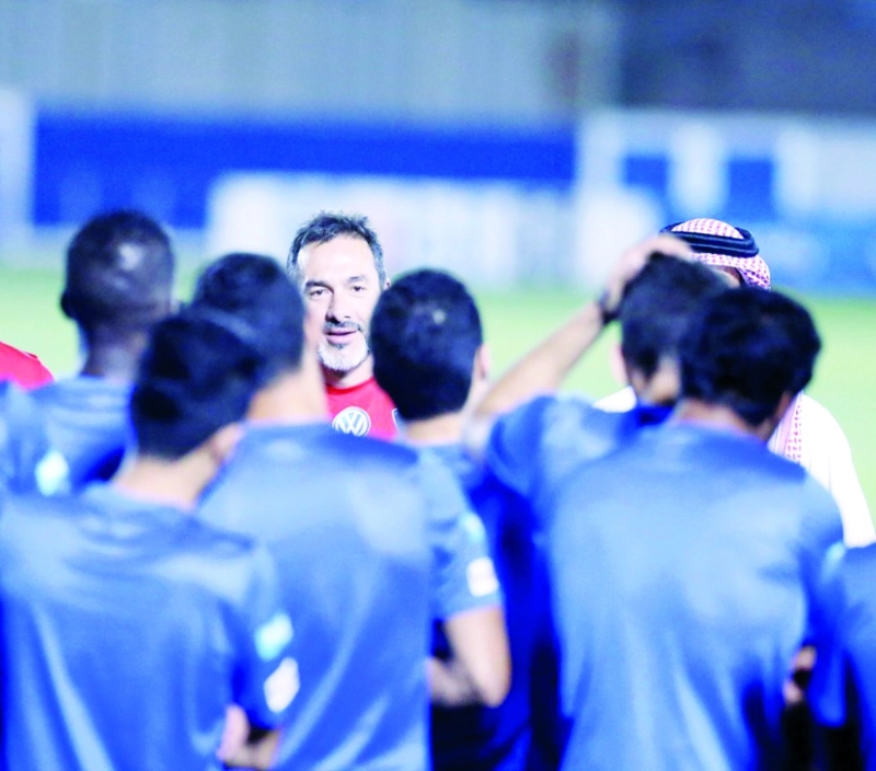 جوستافو يحاضر لاعبي الهلال (موقع الزعيم)