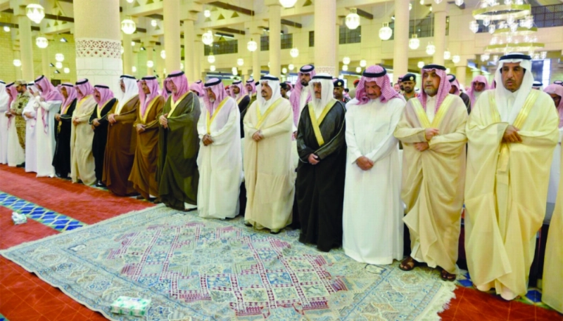 فيصل بن بندر خلال الصلاة على الميت أمس (واس)