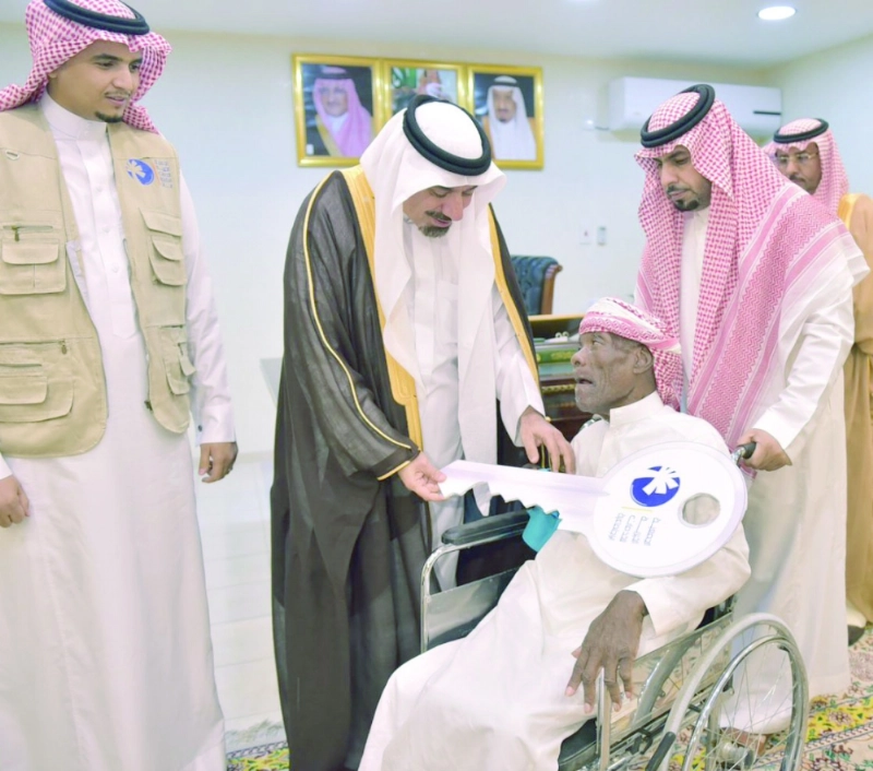 جلوي بن عبدالعزيز مسلما مفتاح المنزل (واس)