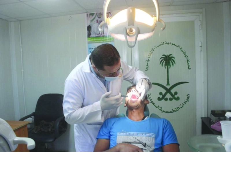 طبيب سعودي يعالج لاجئا سوريا بزعتري الأردن (واس)