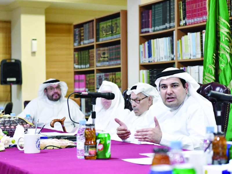 عادل الطريفي متحدثا في اللقاء (واس)