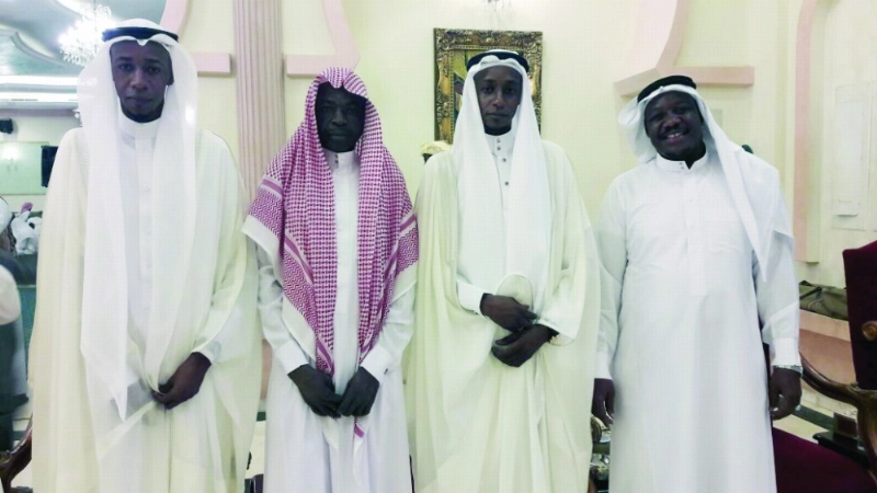 أحمد وصالح يتوسطان والدهما