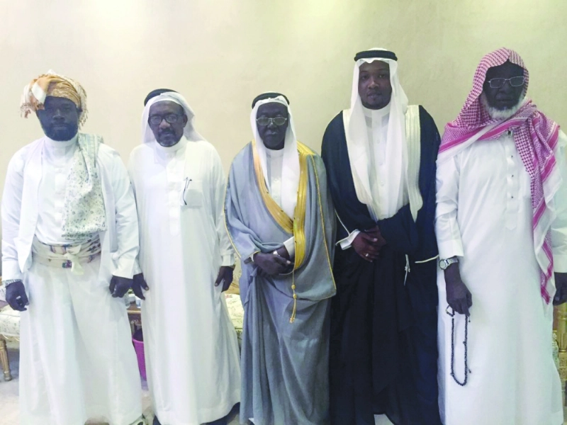 مدني يتوسط والده ووالد العروس