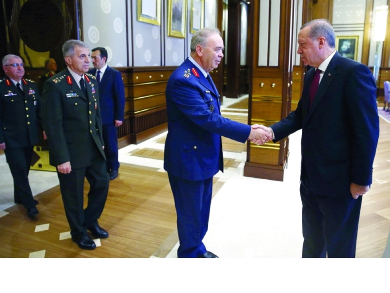 إردوغان يصافح قادة القوات المسلحة بأنقرة أمس (أ ب)