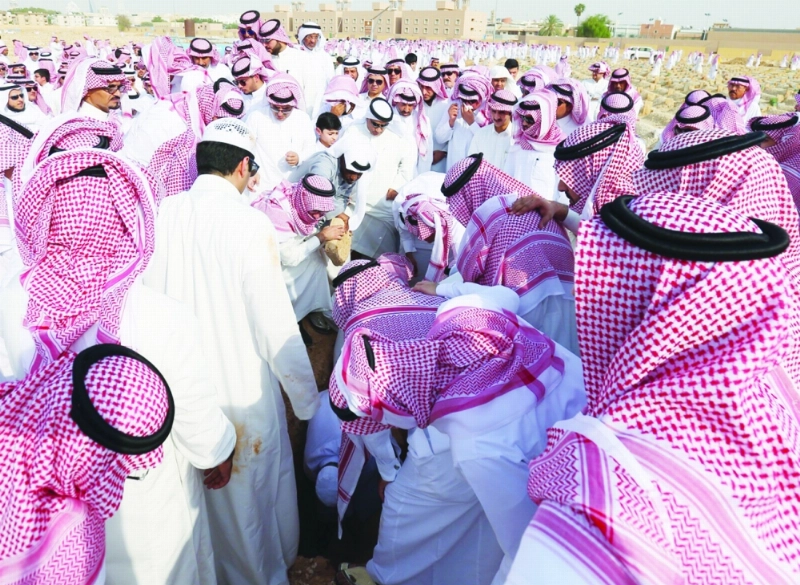 جانب من مراسم دفن الفقيد