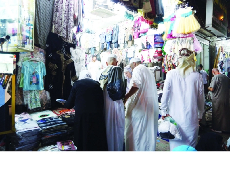 متسوقون في المنطقة المركزية (أحمد جابر)