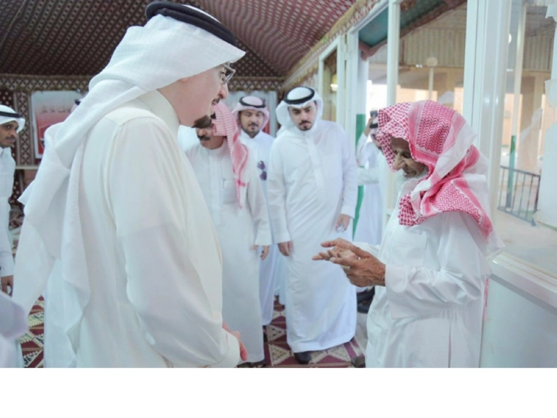 مفرج الحقباني خلال زيارته دار المسنين (مكة)