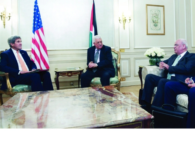 الرئيس الفلسطيني ووزير الخارجية الأمريكي بباريس (أ ب)