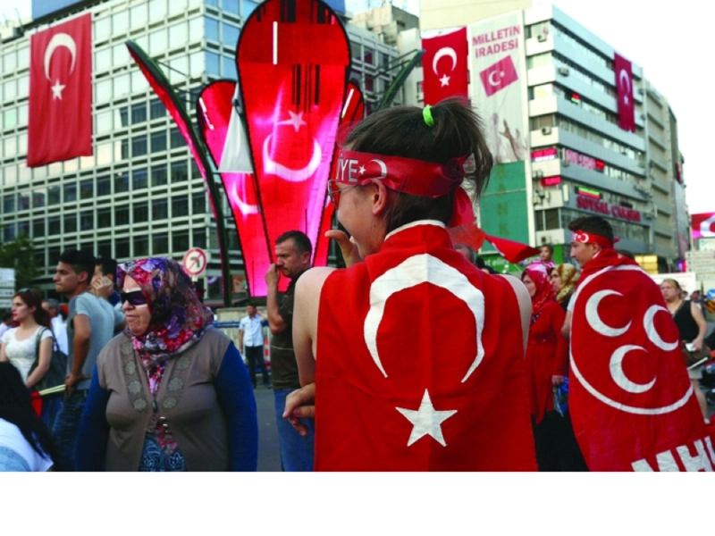 تجمع لمؤيدي إردوغان حاملين الأعلام التركية في أنقرة (أ ب)
