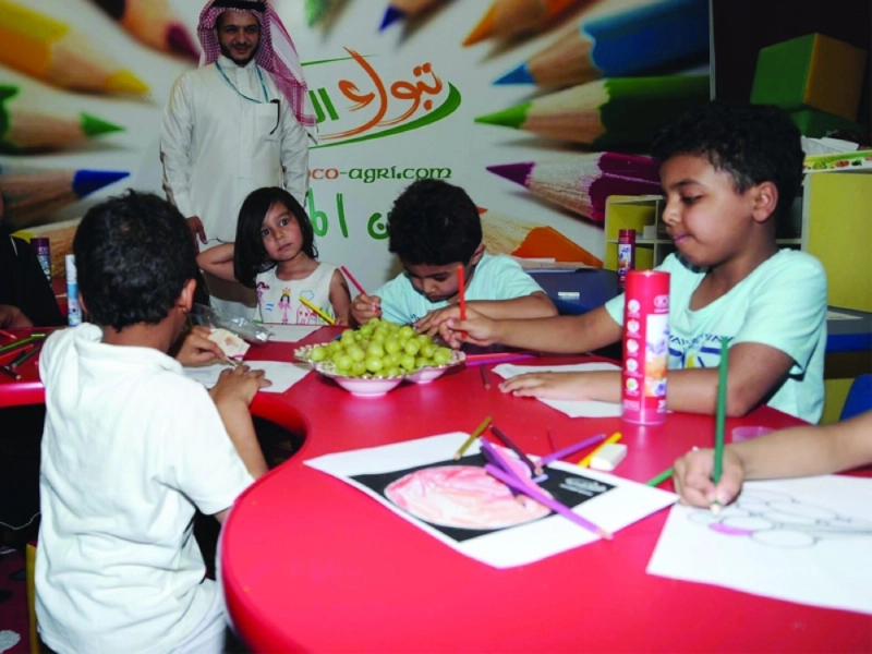أطفال في مهرجان الورد والفاكهة بتبوك (واس)