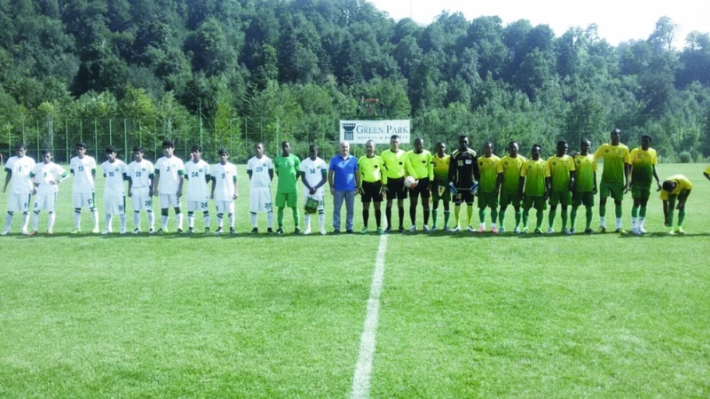 المنتخب السعودي للناشئين ونظيره الكاميروني قبل المباراة (مكة)