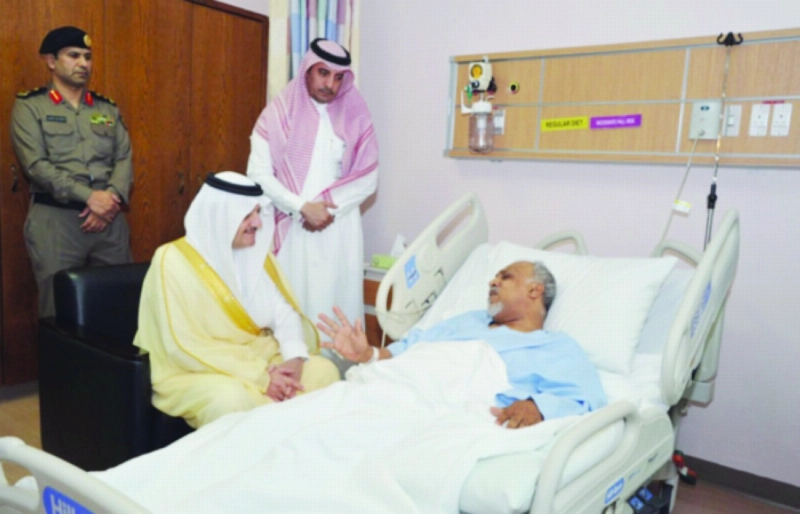 سعود بن نايف لدى زيارته عبدالحليم آل كيدار أمس (مكة)