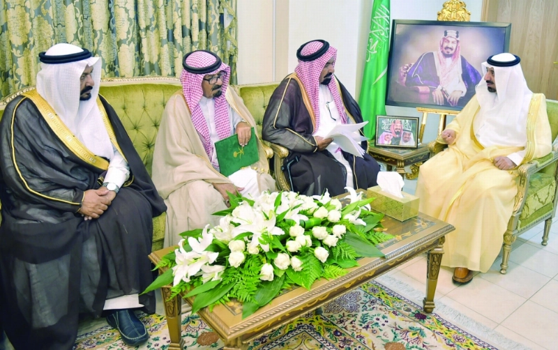 جلوي بن عبدالعزيز مستقبلا أسرة الشهيد لسلوم (مكة)
