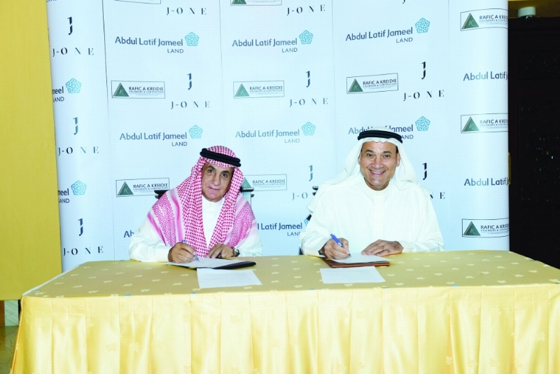 جانب من توقيع الاتفاقية (مكة)