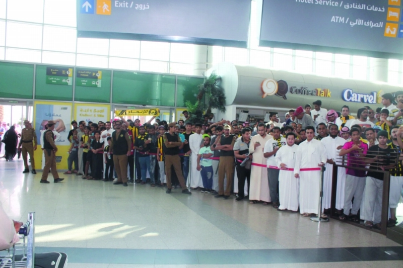 جمهور غفير استقبل الاتحاد في مطار تبوك